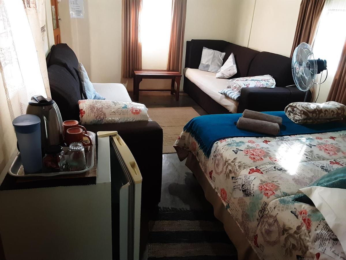 Kai-Oms Backpackers Lodge Outjo Kültér fotó