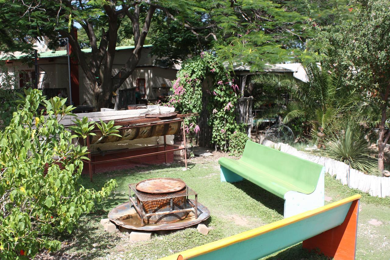 Kai-Oms Backpackers Lodge Outjo Kültér fotó